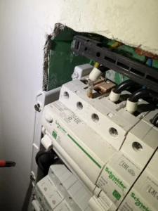 Égett biztosíték biztosítéktábla hiba Biztosítéktábla csere villanyszerelés Budapest Régi biztosíték tábla felújítás FI relével Kismegszakító tábla csere elektromos hiba